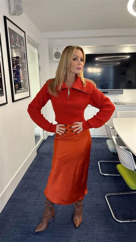 Amanda Holden suffers wardrobe malfunction as she flashes fans。